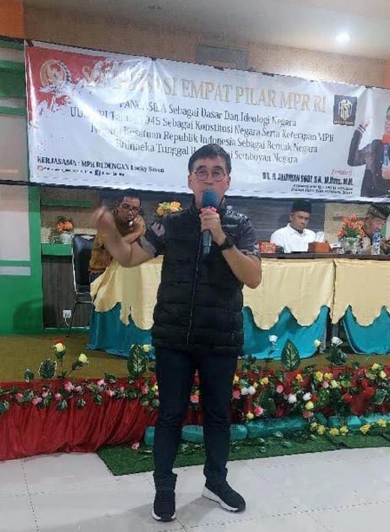 Anggota MPR RI, Alirman Sori berikan paparan terkait 4 Pilar MPR RI pada peserta dari kelompok Lucky Seven, Painan, Senin (20/11). (Dok : Istimewa)