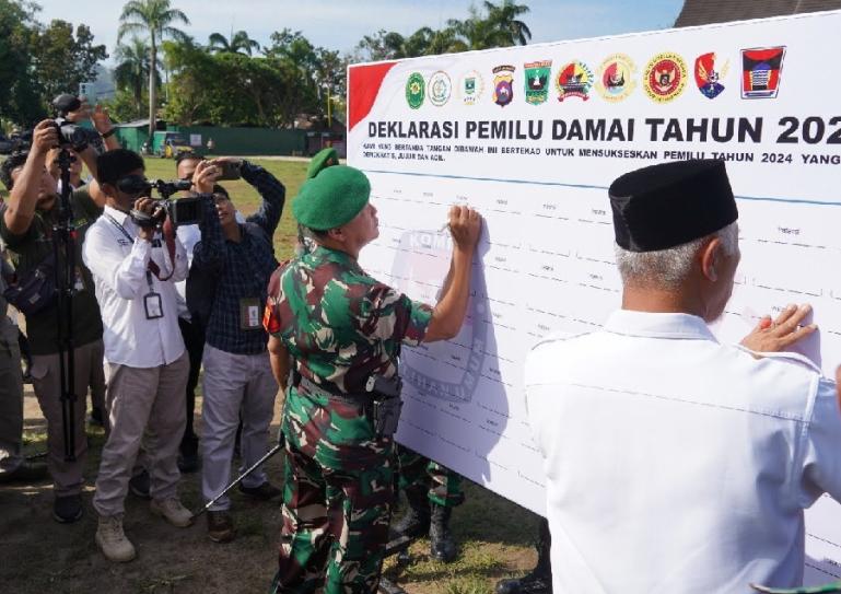 Gubernur Sumbar Mahyeldi dan Danrem 032/Wirabraja, Brigjen TNI Rayen Obsersyl bubuhkan tandatangani pada spanduk deklarasi pemilu damai untuk Sumbar, Rabu siang (8/11). (Dok : Istimewa)