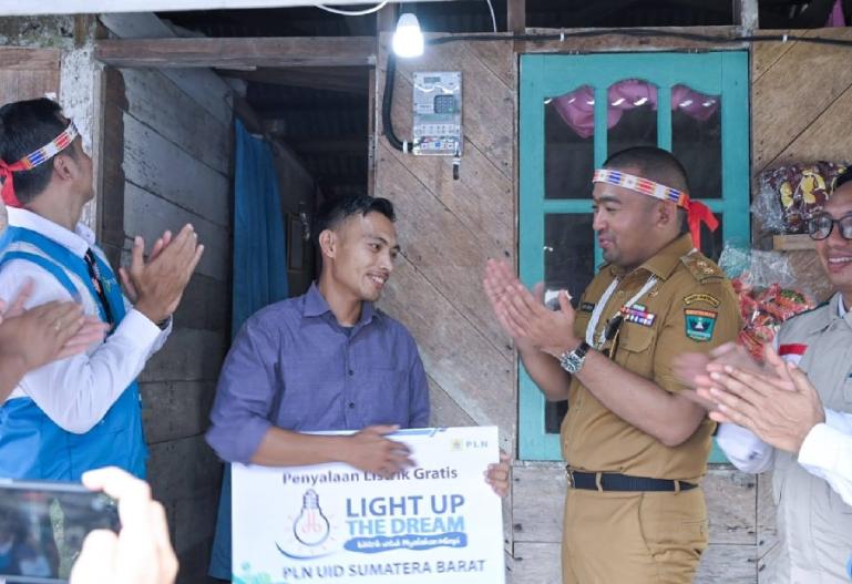 Wagub Sumbar Audy Joinaldy bersama GM PT PLN Unit Induk Distribusi (UID) Sumbar, Eric Rossi Pryo Nugroho di salah satu rumah warga di Dusun Berkat, Desa Tuapejat, Sipora Utara, Kabupaten Kepulauan Mentawai, Senin (13/11). (Dok : Istimewa)