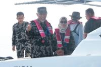 Gubernur Sumbar Mahyeldi Ansharullah bersama Kadis DKP Sumbar Dr Ir Reti Wafda MTp saat peresmian tiga kapal baru DKP Sumbar di Pelabuhan Samudera Bungus, Minggu (12/11). (Dok : Istimewa)