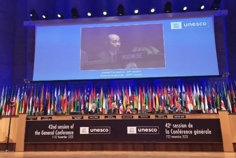 Duta Besar Mohamad Oemar, Delegasi Tetap RI untuk Unesco, dalam sidang umum Unesco yang menyetujui Bahasa Indonesia resmi jadi bahasa resmi Konferensi Umum Unesco, di Paris Prancis, Selasa (22/11). (Dok : Istimewa)