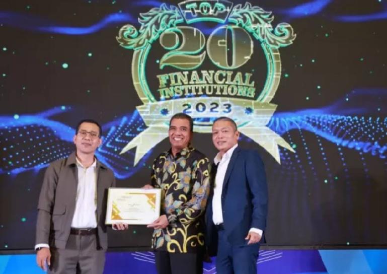 Direktur Operasional Bank Nagari Syafrizal (tengah) menerima penghargaan The Finance Awards 2023 dari Direktur Infobank Institute TB. Rully Ferdian (kiri) dan Chairman Infobank Media Group Eko B Supriyanto (kanan), di Kempinski Grand Ballroom, Jakarta, Se