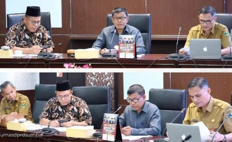 Ketua Bapemperda DPRD Sumbar Budiman didampingi Afrizal dan Kabag Persidangan dan Perundang-undangan Zardi Syahrir serta dihadiri segenap OPD dilingkup Pemprov Sumbar, Senin (13/11). (Dok : Istimewa)