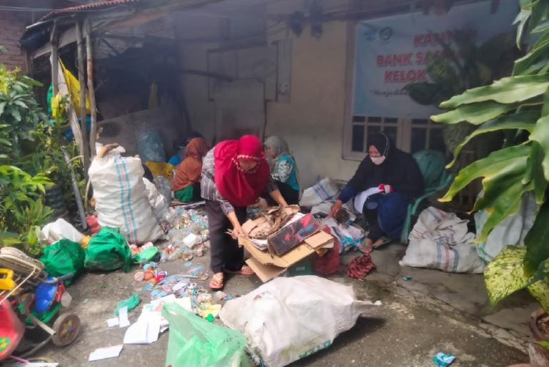Aktivitas pemilahan dan pemilihan sampah di kantor Bank Sampah Unit (BSU) Kelok Salayang Jorong Kayu Aro Nagari Batang Barus Kecamatan Gunung Talang Kabupaten Solok. (Dok : Istimewa)