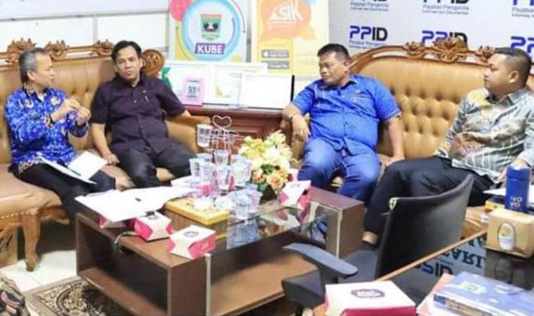 Kabag Persidangan dan Perundang-undangan Sekretariat DPRD Provinsi Sumbar Zardi Syahrir didampingi Kasubag Protokol dan Kehumasan Dahrul Idris menyambut Pansus A DPRD Rokan hilir. (Dok : Istimewa)