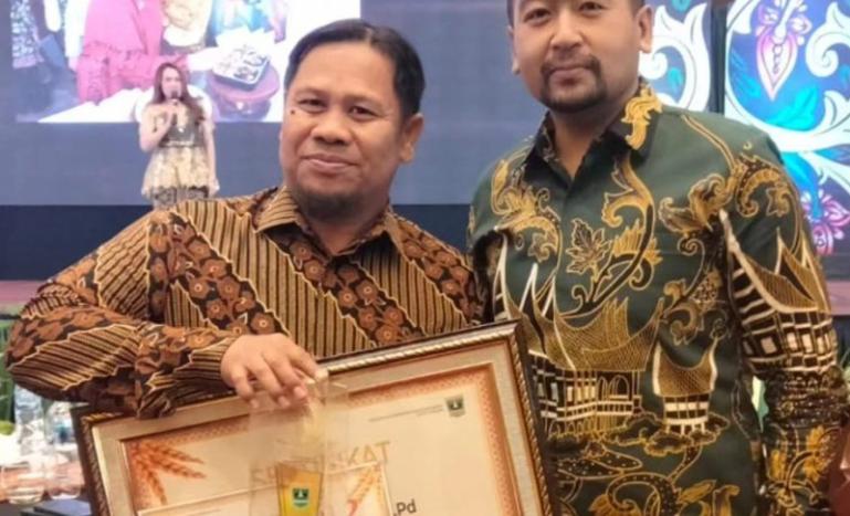 Kepala Desa Cubadak Air, Azwirman menerima penghargaan APN 2023 tingkat Sumbar dari Wagub Audy Joinaldy di Padang Jumat (24/11). (Dok : Istimewa)