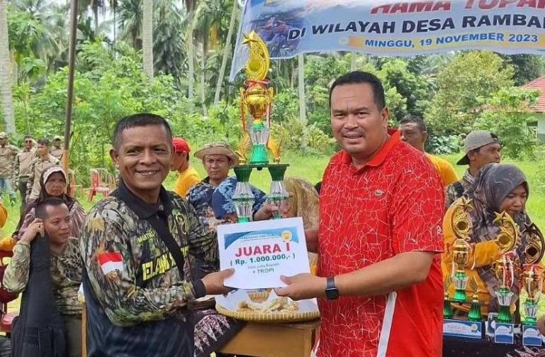 Sekko Pariaman, Yota Balad serahkan hadiah pada pemenang festival pengendalian dan pemusnahan hama tupai, Minggu (19/11). (Dok : Istimewa)