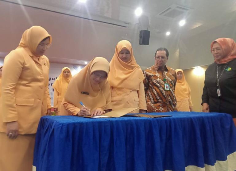 Penandatanganan berita acara pelantikan pengurus DWP RSUP M Djamil di Auditorium RSUP M Djamil, Rabu (22/11). (Dok : Istimewa)