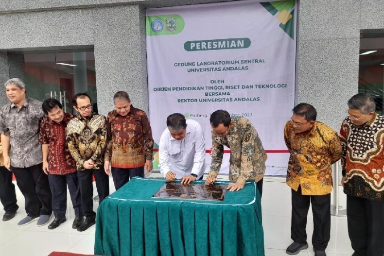 Prosesi peresmian gedung Laboratorium Sentral Unand, Sabtu (18/11). (Dok : Istimewa)
