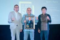 Direktur Keuangan Bank Nagari Sania Putra (tengah) menerima penghargaan 10 Most Popular CFO Awards 2023 dari CEO The Iconomics Bram S Putro dan Director of Research and Strategy Alex Mulya, Senin (27/11). (Dok : Istimewa)