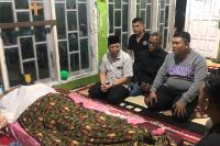 Direktur Utama RSUP M Djamil Padang Dr dr Dovy Djanas SpOG KFM MARS saat di rumah duka keluarga pasien Yuliarni (64) di Jalan Simpang Tigo Korong Gadang RT 001 RW 002 Kuranji, Minggu (12/11) malam. (Dok : Istimewa)