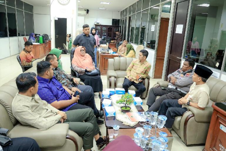 Kabag Persidangan Peraturan Perundang-Undangan DPRD Sumbar, Zardi Syahrir saat menyambut Pansus D DPRD Rokan Hilir, Jumat (3/11). (Dok : Istimewa)