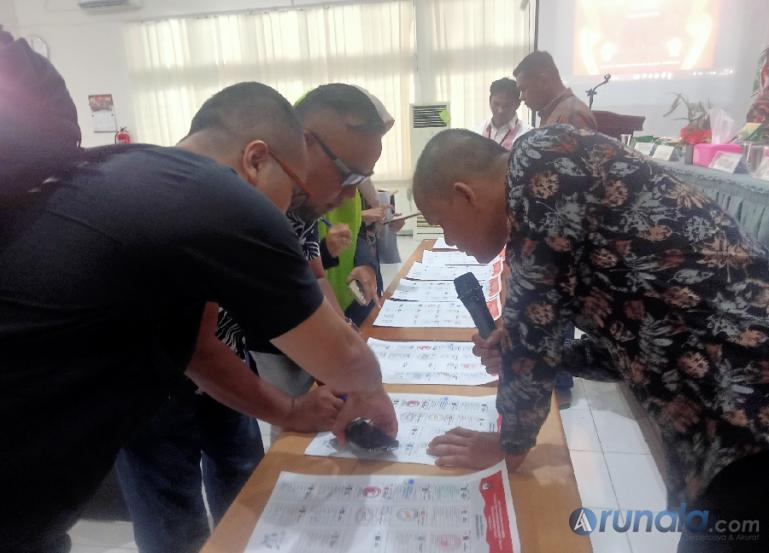 Petugas penghubung salah satu parpol bersama staf KPU Sumbar sama-sama mencermati disain surat suara calon yang akan diprint untuk kemudian akan dijadikan sebagai surat suara pada pileg 2024 nanti, Jumat (3/11). (Foto : Arzil)