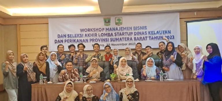 Kabid Penguatan Daya Saing Produk Perikanan Yulia Madhona SPi bersama dewan juri dan finalis Lomba Startup DKP Sumbar di Axana Hotel, Kamis (30/11). (Dok : Istimewa)