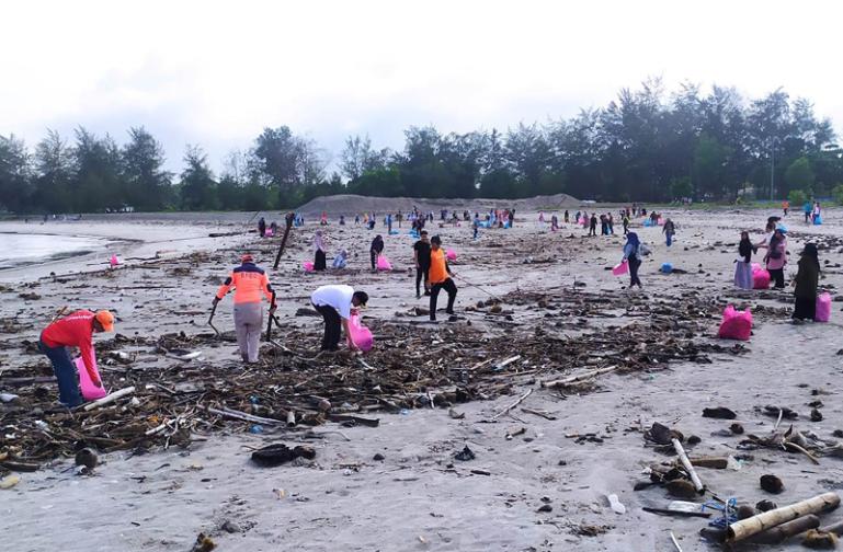 Para ASN dan OPD bersihkan sampah plastik dan material lainnya yang hanyut dibawa air di kawasan Muaro Pantai Pauh Pariaman dalam kegiatan GSM, Jumat pagi (3/11). (Dok : Istimewa)