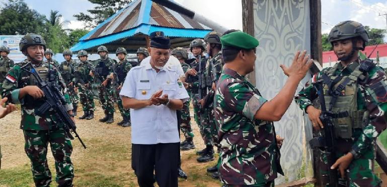 Gubernur Sumbar Mahyeldi Ansharullah saat meninjau langsung posko Satgas Yonif 133/YS, di Sorong, Papua Barat, beberapa waktu lalu. (Dok : Istimewa)