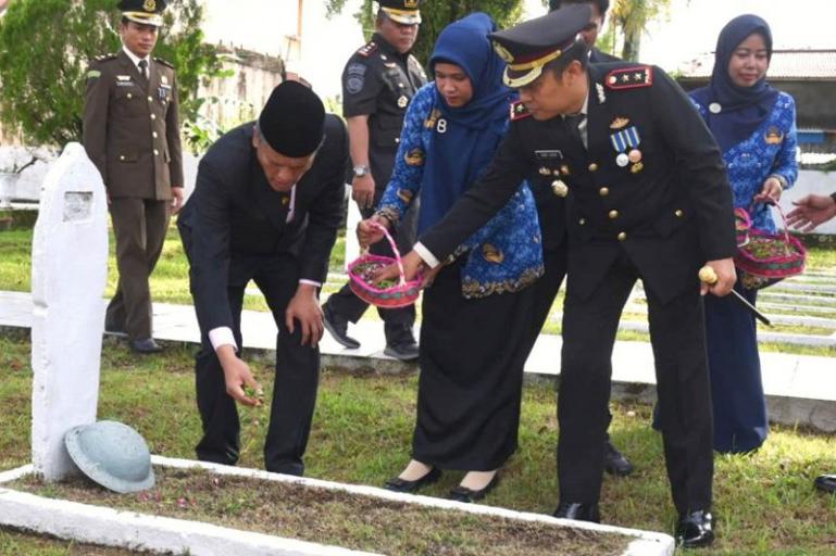 Pj Wako Pariaman, Roberia pimpin acara tabor bunga di TMP Kota Pariaman, dalam peringatan Hari Pahlawan, Jumat (10/11). (Dok : Istimewa)