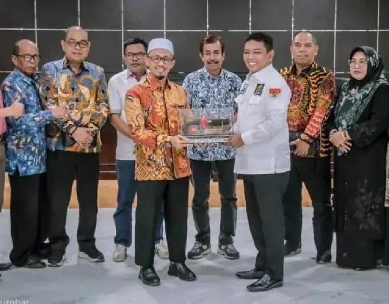 Wakil Ketua DPRD Sumbar Irsyad Syafar tukar cinderamata dengan Ketua DPRD Banten, Andra Soni, Kamis (9/11). (Dok : Istimewa)