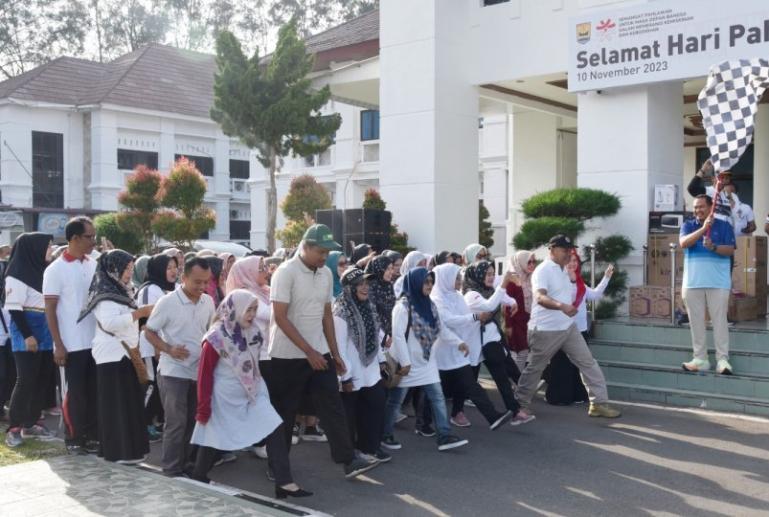 Sekretaris Kota (Sekko) Pariaman, Yota Balad melepas peserta jalan sehat HUT Korpri dan HUT PGRI di kota itu Jumat pagi (24/11). (Dok : Istimewa)