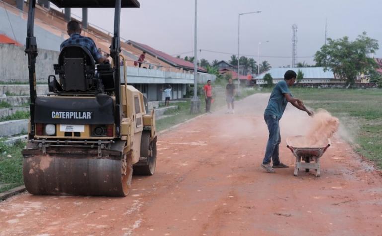Suasana pengerjaan perbaikan lintasan jogging di GOR Rawang, Kamis (17/11). (Dok : Istimewa)