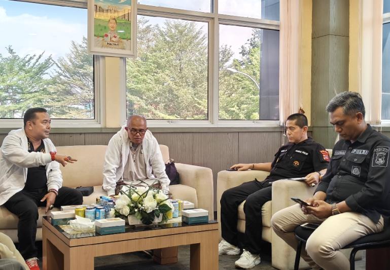 Ketua JPS Adrian Tuswandi bersama pengurus audensi dan diskusi bersama pihak Polda Sumbar terkait antisipasi hoaks di pemilu 2024, di Mapolda Sumbar, Jumat (24/11). (Dok : Istimewa)