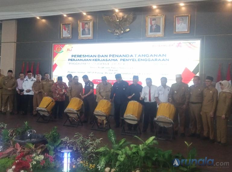 Kajati Sumbar Asnawi bersama Gubernur Mahyeldi serta bupati dan wali kota se Sumbar tabuh gendang tanda peluncuran program Restorative Justice Plus (Rajo Labiah) di Sumbar, Senin (20/11). (Foto : Arzil)