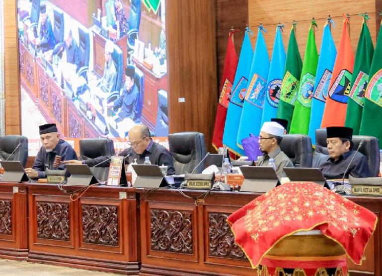 Ketua DPRD Sumbar, Supardi didampingi Gubernur Mahyeldi Ansharullah dalam rapat paripurna penetapan APBD Perubahan Sumbar 2023, Kamis (16/11). (Dok : Istimewa)