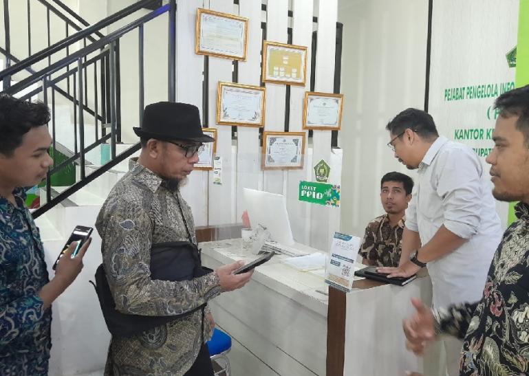 Tim KI Sumbar saat lakukan verifikasi faktual pada salah satu badan publik yang ada di Sumbar, Jumat (24/11). (Dok : Istimewa)