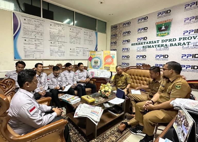 Kabag Persidangan dan Perundang-undangam Sekretariat DPRD Sumbar, Zardi Syahrir rapat tim PPID dilingkup Sekretariat DPRD Sumbar, Senin (27/11). (Dok : Istimewa