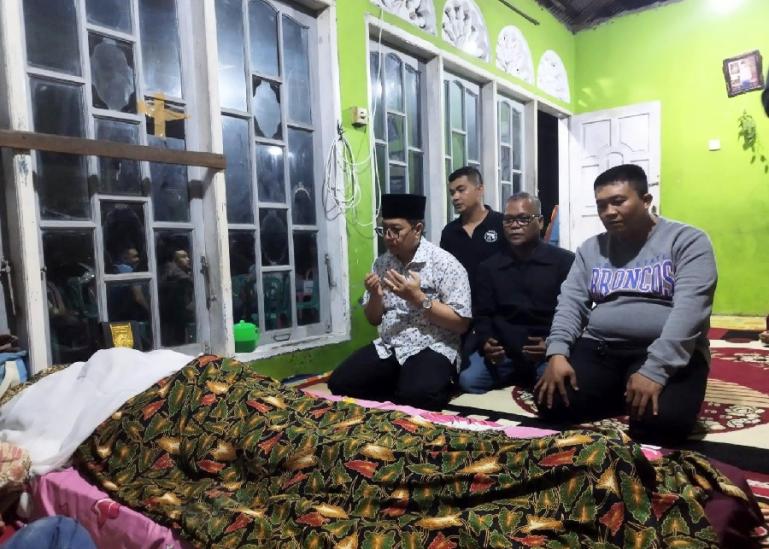 Direktur Utama RSUP M Djamil Padang Dr dr Dovy Djanas SpOG KFM MARS saat di rumah duka keluarga pasien Yuliarni (64) di Jalan Simpang Tigo Korong Gadang RT 001 RW 002 Kuranji, Minggu (12/11) malam. (Dok : Istimewa)
