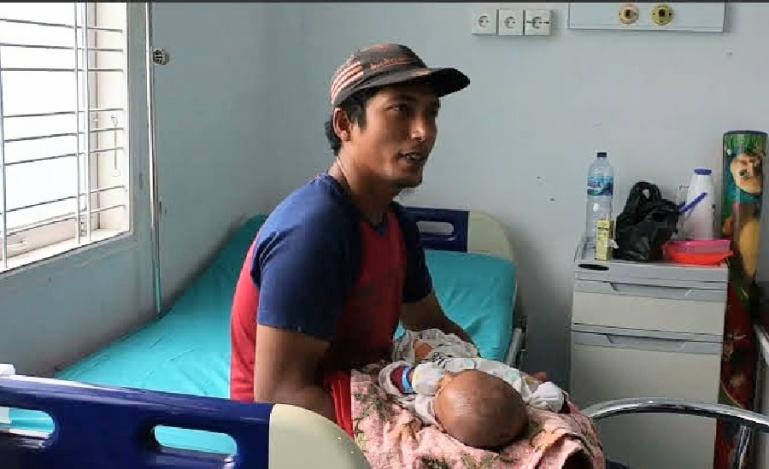 Bayi Adnan Arfandi digendong sang ayah Hendi. (Dok : Istimewa)