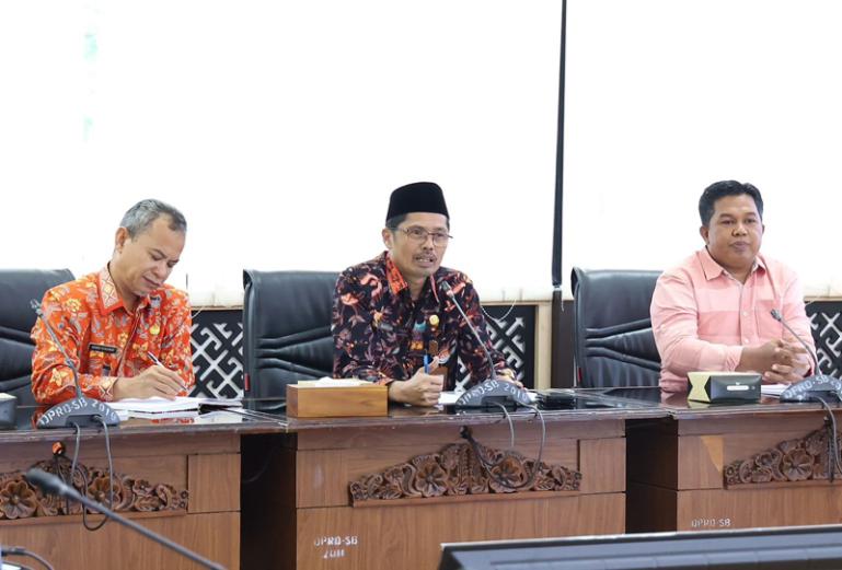 Sekretaris DPRD Sumbar, Raflis didampingi Kabag Hukum dan Persidangan Zardi Syahrir serta Kasubag Humas dan Protokol Darul Idris menerima kunjungan Bapemperda DPRD Solsel, Kamis (2/11/). (Dok : Istimewa)