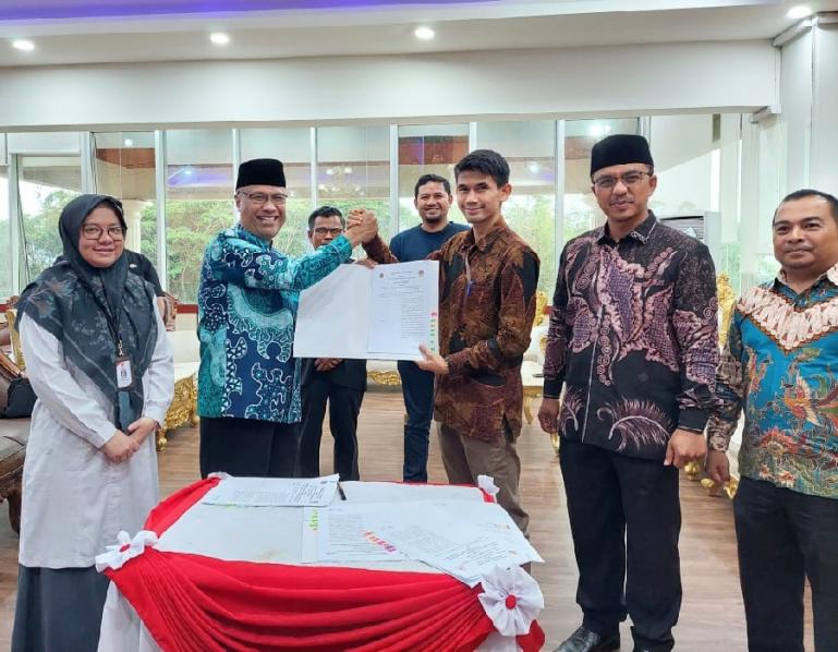 Ketua KPU Bukittinggi, Satria Putra bersama Wakil Wali Kota, Marfendi usai penandatanganan NPHD untuk pilwako 2024, kemarin. (Dok : Istimewa)