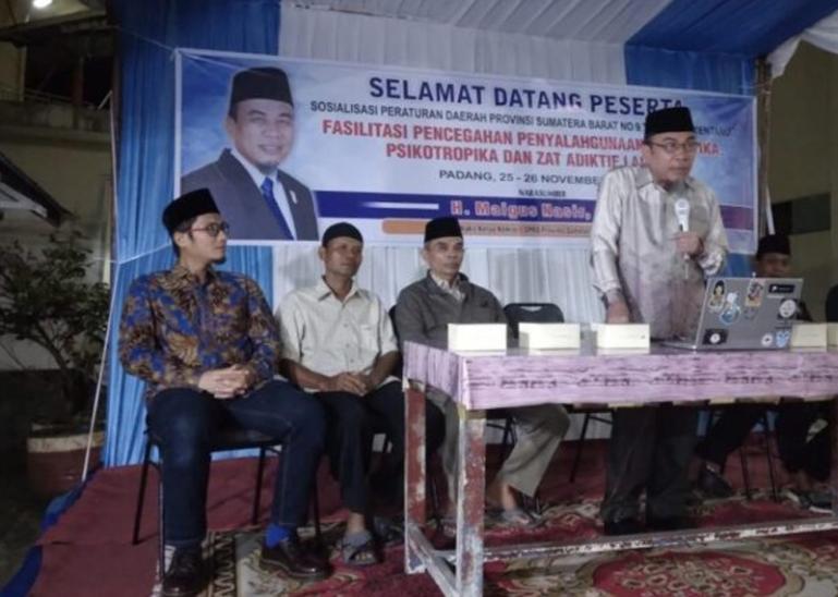 Anggota DPRD Prov Sumbar dari Fraksi PAN Maigus Nasir berikan paparan pada masyarakat Kelurahan Sungai Sapih, Kota Padang dalam Sosper Nomor 9 tahun 2018, Sabtu (25/11). (Dok ; Istimewa)