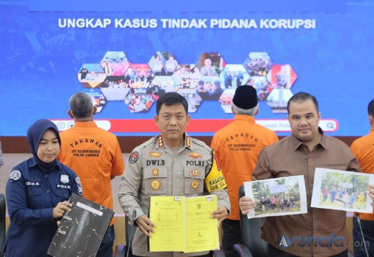 Kabid Humas Polda Sumbar  Kombes Pol Dwi Sulistyawan, S.Ik, memperlihatkan barang bukti dugaan tindak pidana korupsi di Dinas PUPR Mentawai kepada wartawan, di Mapolda Sumbar, Kamis siang (9/11). (Foto : Derizon)