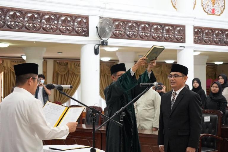 Asisten Administrasi Umum Setprov Sumbar, Andri Yulika melantik Yusrin Trinanda jadi komisioner KPID Sumbar di aula kantor gubernur, Jumat sore (3/11). (Dok : Istimewa)