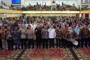 Foto bersama Menko Polhukam Mahfud MD usai Kuliah Umum Mewujudkan Pemilu 2024 yang Demokratis dan Bermartabat di Auditorium Universitas Andalas, Kamis (16/11). (Dok : Istimewa)