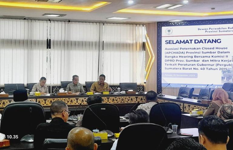 Komisi II DPRD Sumbar saat menerima rombongan peternak ayam pedaging yang mengadukan nasibnya, Selasa (21/11). (Dok : Istimewa)