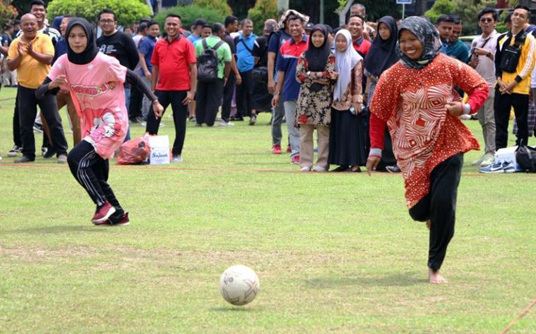 Kaum ibu-ibu main bola saat lomba memeriahkan HUT Korpri dan HUT PGRI di Pemko Kota Pariaman, Kamis (23/11). (Dok : Istimewa)