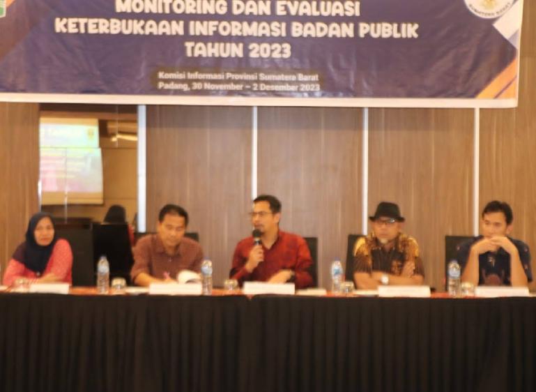 Komisioner KI Sumbar bersama panelis yang akan mendalami isi presentasi badan publik tentang KIP, Kamis (30/11). (Dok : Istimewa)