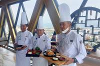 Chef Hotel Santika Premiere Padang memperkenalkan menu yang disajikan selama bulan November dan Desember. (Dok : Istimewa)