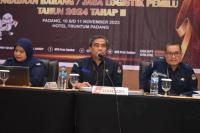 Kabag Perdatin KPU Sumbar, Irzal Zamzami paparkan proses pengadaan logistik pemilu tahap II saat rakor bersama KPU kabupaten kota di Padang, Jumat (10/11). (Dok : Istimewa)