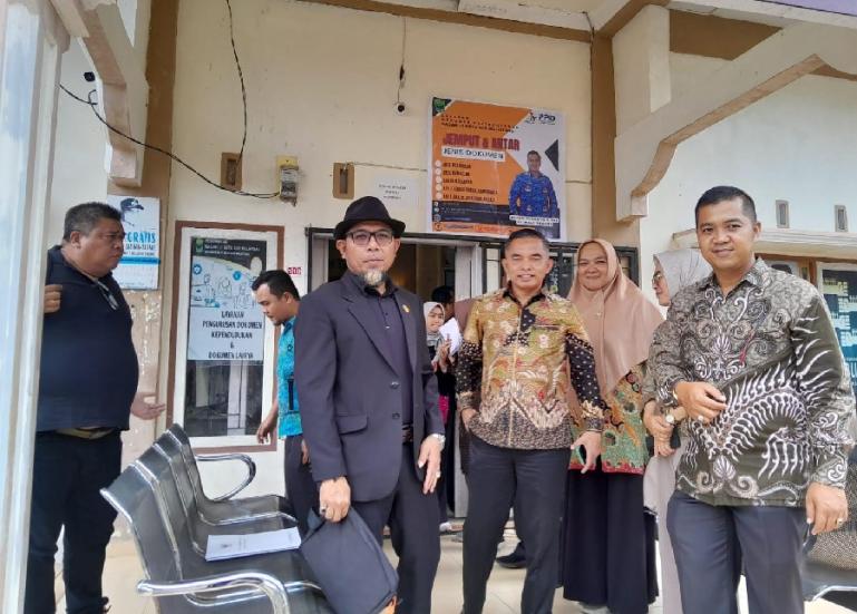 Komisioner KI Pusat, Gede Narayana bersama tim penilai dan tim KI Sumbar tinjau keterbukaan informasi publik di Nagari Tigo Koto Aua Malintang, Kabupaten Padangpariaman, Sabtu (11/11). (Dok : Istimewa)