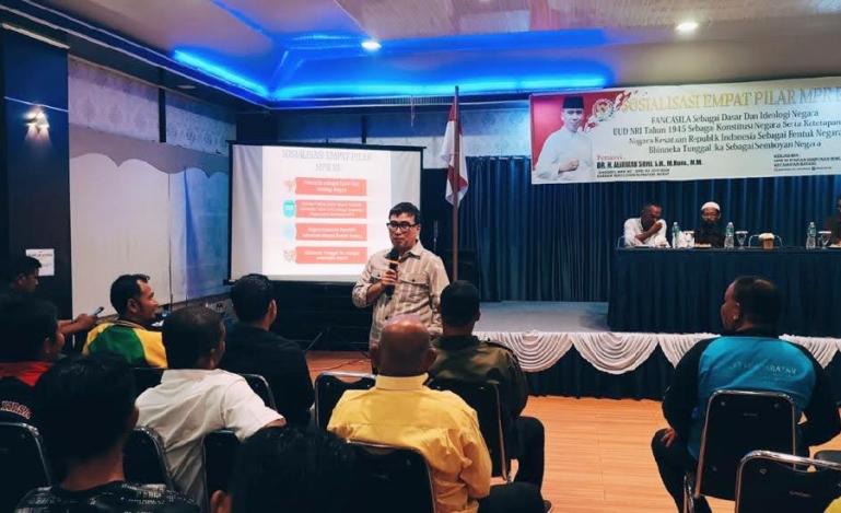 Anggota MPR RI Alirman Sori jabarkan poin penting dalam 4 Pilar MPR RI kepada kelompok milenial yang tergabung dalam (IPPB) di Hotel Saga, Painan, Kabupaten Pesisir Selatan (Pessel), Sabtu (25/11). (Dok : Istimewa)