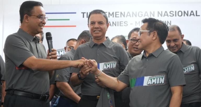 Pasangan capres-cawapres Anies Baswedan dan Muhaimin Iskandar bersama Marsekal Madya TNI (Purn) Muhammad Syaugi Alaydrus usai pengumumkan Timnas AMIN, Jakarta Pusat, Selasa (14/11). (Dok : Istimewa)