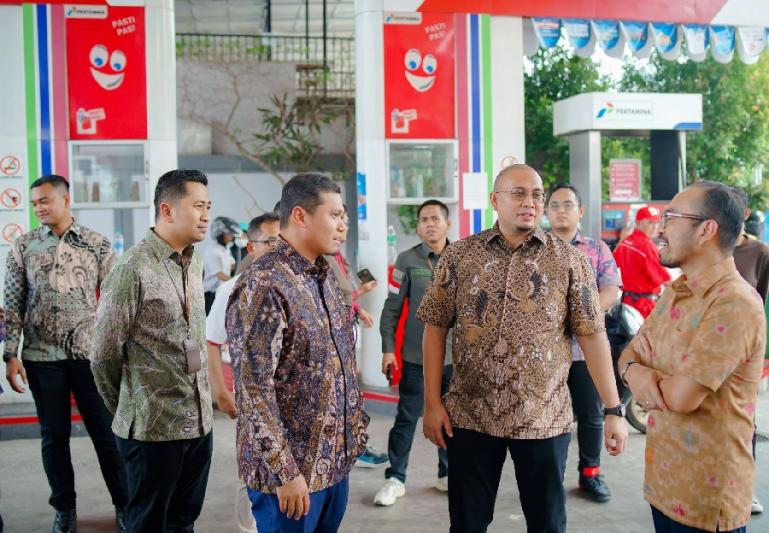 Anggota DPR RI Komisi VI, Andre Rosiade bersama Direktur PT Pertamina Patra Niaga, Riva Siahaan, sidak salah satu SPBU di Kota Padang, Rabu (21/11). (Dok : Istimewa)