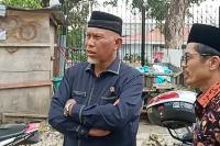 Gubernur Sumbar Mahyeldi bersama Sekretaris DPRD Sumbar Raflis saat meninjau kelanjutan pembangunan Masjid Asyura komplek perkantoran DPRD Sumbar, Kamis (16/11). (Dok : Istimewa)