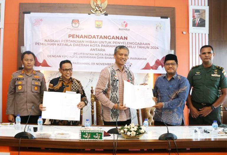 Pj Wali Kota Pariaman, Roberia bersama KPU dan Bawaslu kota setempat tandatangani NPHD untuk pilwako 2024, Kamis (9/11).  (Dok : Istimewa)
