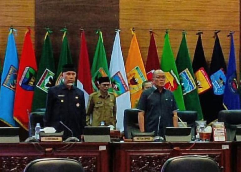 Ketua DPRD Sumbar Supardi bersama Gubernur Mahyeldi Ansharullah pada rapat paripurna menyoal RTRW Sumbar 2023-2043, Senin (20/11). (Dok : Istimewa)