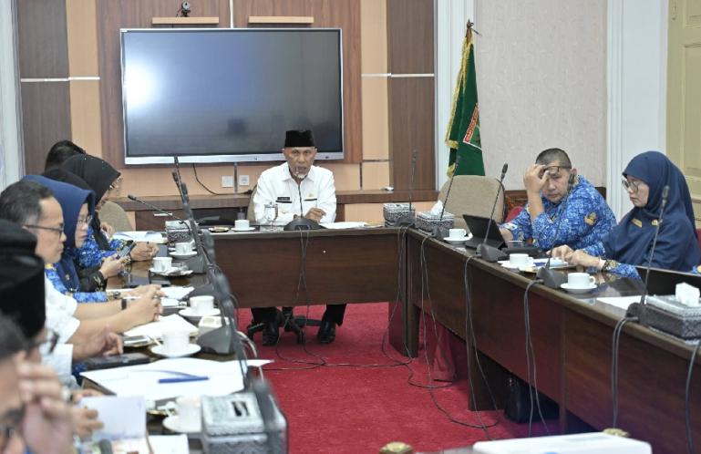 Gubernur Sumbar, Mahyeldi Ansharullah pimpin rapat lintas OPD di lingkup Pemprov Sumbar, di Istana Gubernuran, Jumat (27/11). (Dok : Istimewa)